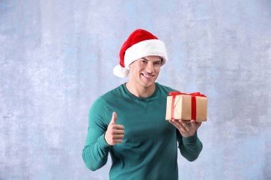 yakışıklı adam Noel şapka 