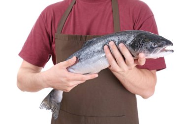 Adam tutarak taze Çiğ somon