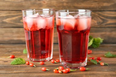 Ahşap masa goji suyu ile gözlük