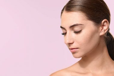 kadın kirpik uzantıları ile 