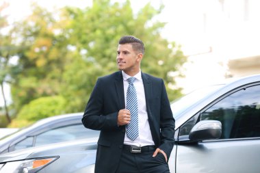Çekici adam arabanın yakınında ayakta