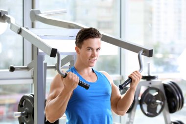 Spor salonunda eğitim kas genç adam