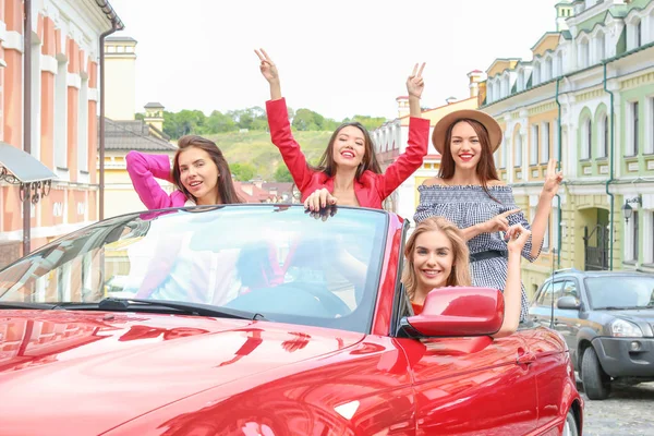 Όμορφες νεαρές γυναίκες στην cabriolet σε εξωτερικούς χώρους — Φωτογραφία Αρχείου