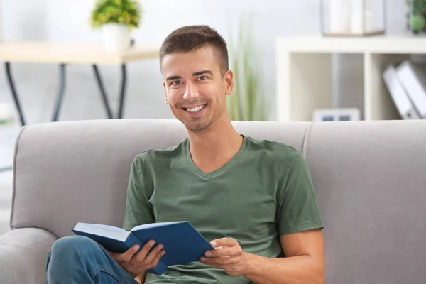 Młody człowiek czytanie książki — Zdjęcie stockowe