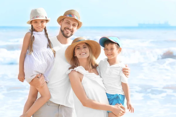 Bonne famille sur la plage de la mer à la station — Photo