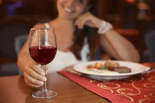 Mulher bebendo vinho tinto no restaurante — Fotografia de Stock