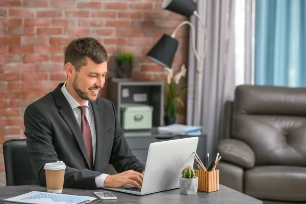 Affärsman med bärbar dator — Stockfoto