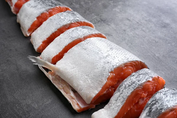 Corte salmão fresco na mesa — Fotografia de Stock