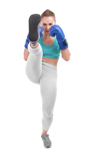 Mulher kickboxer no fundo branco — Fotografia de Stock