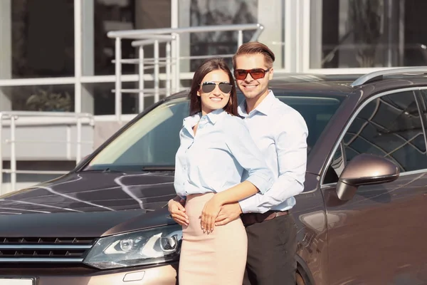 Couple standing near car — Stock Photo, Image