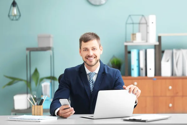 Affärsman med mobiltelefon — Stockfoto