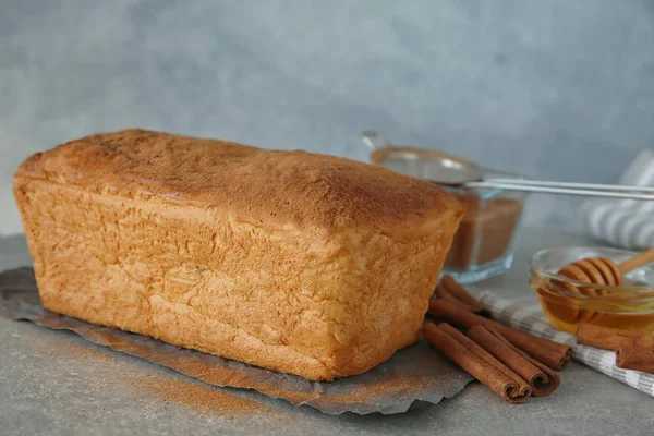 Delicious cinnamon cake — Stock Photo, Image