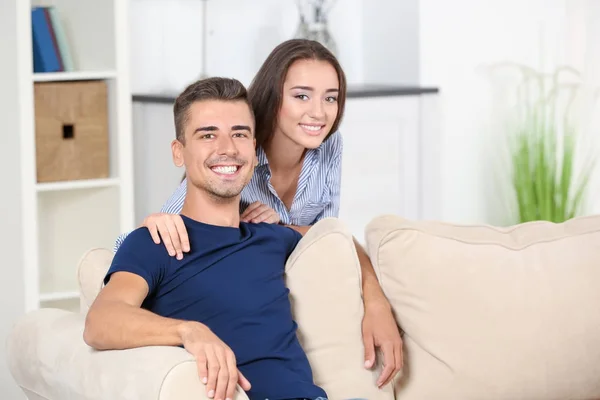 Ungt par hemma tillsammans — Stockfoto
