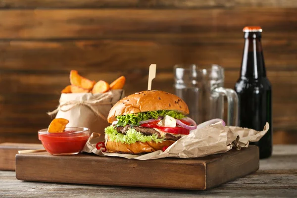 Sabrosa hamburguesa de ternera sobre tabla de madera — Foto de Stock