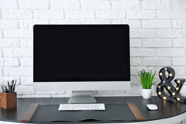 Comodo posto di lavoro con computer sul tavolo — Foto Stock