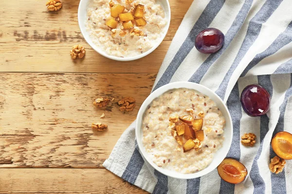 Bubur oatmeal lezat dengan buah dalam mangkuk — Stok Foto