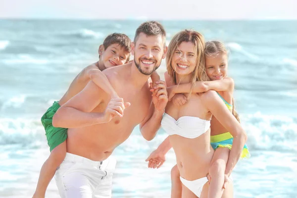 Bonne famille sur la plage de la mer à la station — Photo