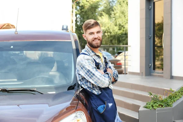 Travailleur masculin près de la voiture à l'extérieur — Photo