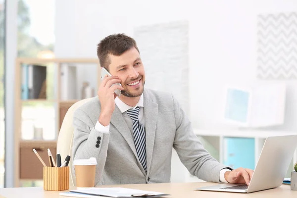 Zakenman aan het praten op mobiele telefoon — Stockfoto