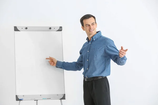 Treinador de negócios dando apresentação no quadro branco — Fotografia de Stock