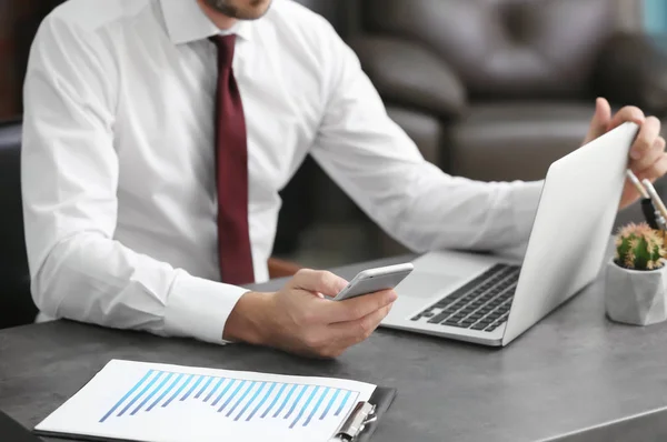 Businessman using mobile phone — Stock Photo, Image