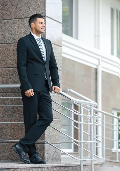 Attraktiva mannen i formell kostym — Stockfoto