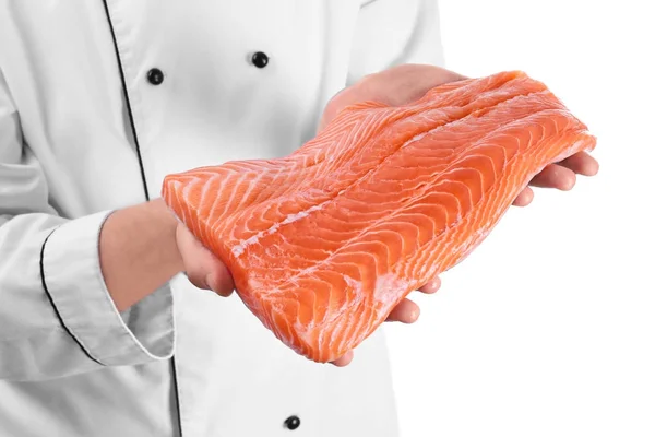 Kuchař, drží čerstvé syrové filet z lososa — Stock fotografie