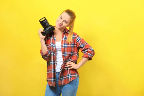 Piękna kobieta fotograf — Zdjęcie stockowe