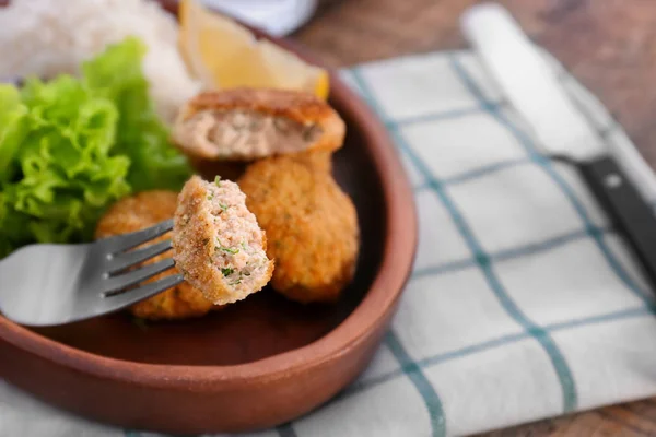 Tenedor con sabroso trozo de patty de salmón — Foto de Stock