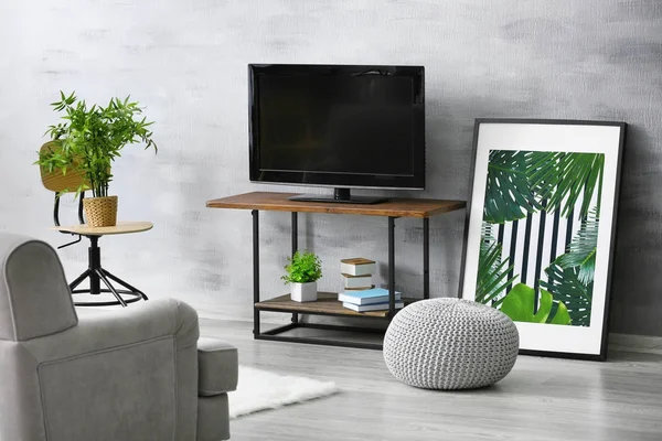 Moderne Tv aangezet in woonkamer — Stockfoto