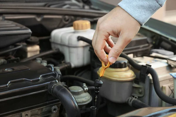 Mechaniker überprüft Ölstand — Stockfoto