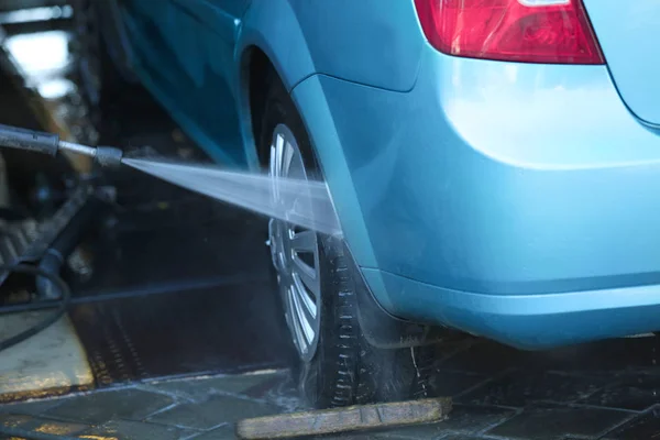 Limpieza de automóviles con agua de alta presión en el lavado de coches — Foto de Stock