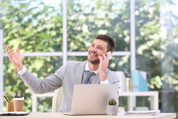 Uomo d'affari che parla sul cellulare — Foto Stock