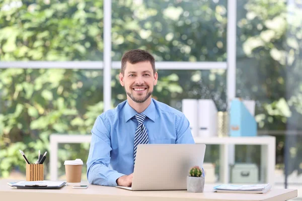 Zakenman met laptop — Stockfoto