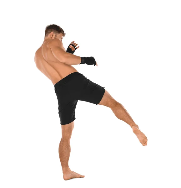 Männlicher Kickboxer auf weißem Hintergrund — Stockfoto