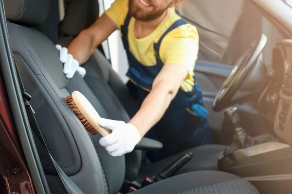 Férfi takarítás ecset-ban autót szalon — Stock Fotó