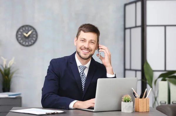 Affärsman talar på mobiltelefon — Stockfoto