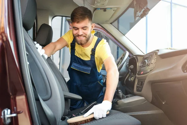 Man rengöra salong med borste i bil — Stockfoto