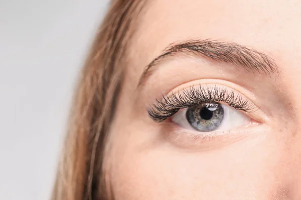 Frau mit Wimpernverlängerungen — Stockfoto