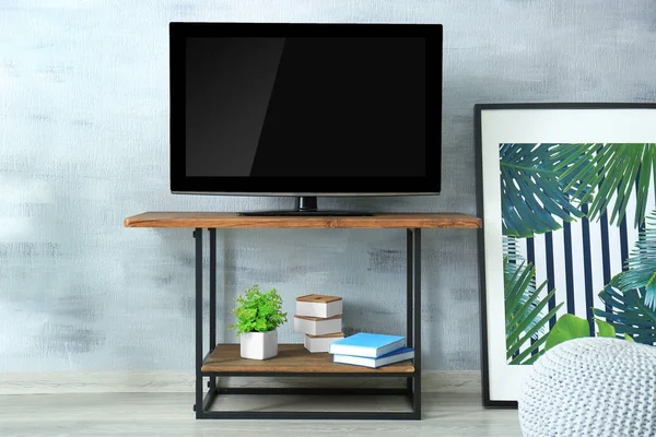 Современный телевизор в гостиной — стоковое фото