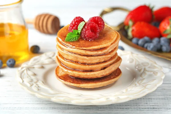 Teller mit leckeren Buchweizen-Pfannkuchen — Stockfoto