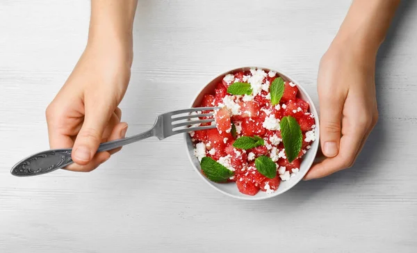 Eller genç kadın lezzetli karpuz salata yemek — Stok fotoğraf