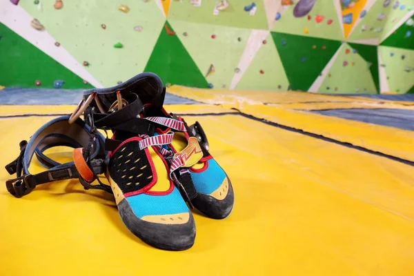 Shoes and climbing gear — Stock Photo, Image