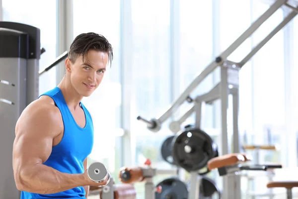 Gespierde jongeman training in de sportschool — Stockfoto