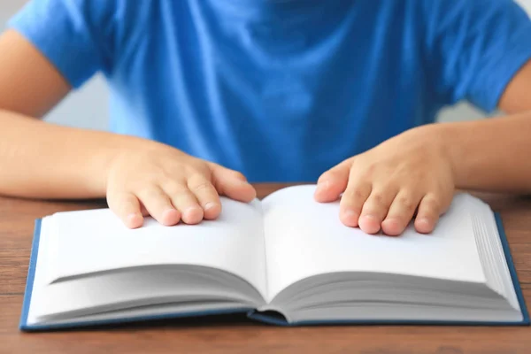 Pequena criança leitura livro — Fotografia de Stock