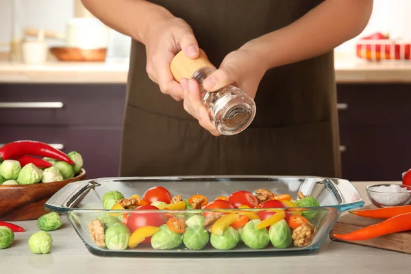 Mujer cocinando coles de Bruselas — Foto de Stock