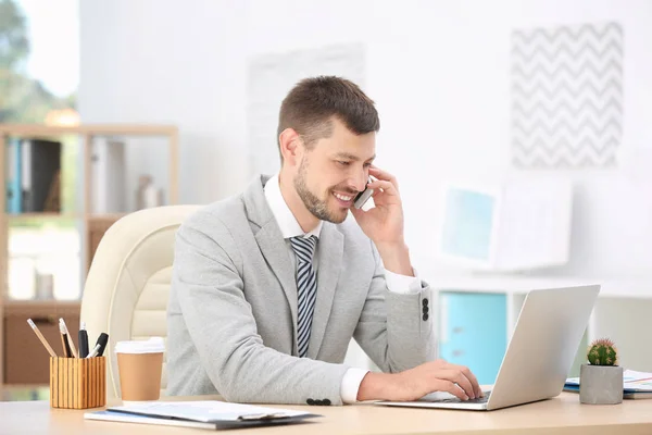 Affärsman talar på mobiltelefon — Stockfoto