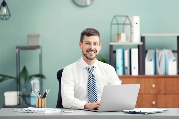 Uomo d'affari che utilizza laptop — Foto Stock