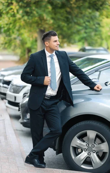 Atraktivní muž, který stojí poblíž vozu — Stock fotografie