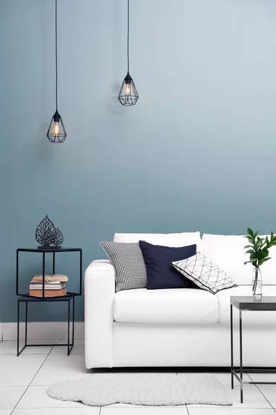 Сучасний дизайн кімнати з білим диваном — стокове фото